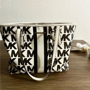 Micheal korse purse jet edition original price 130$ obo